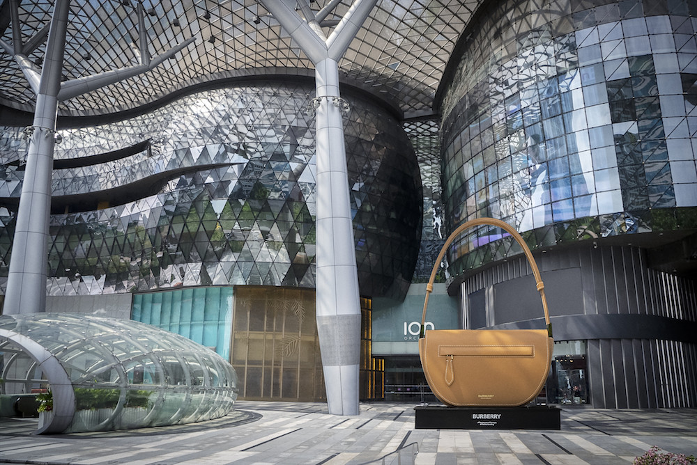 SINGAPORE TRƯNG BÀY CHIẾC TÚI BURBERRY OLYMPIA KHỔNG LỒ